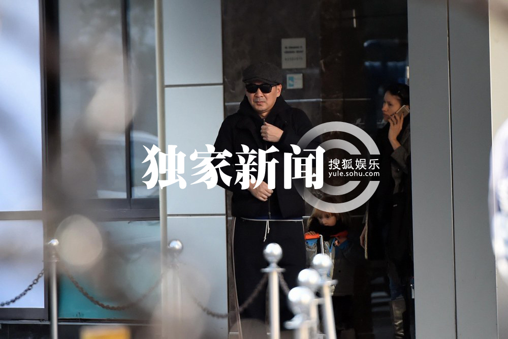 潮大叔! 陈建斌驾豪车逛潮牌店狂玩手机(组图)