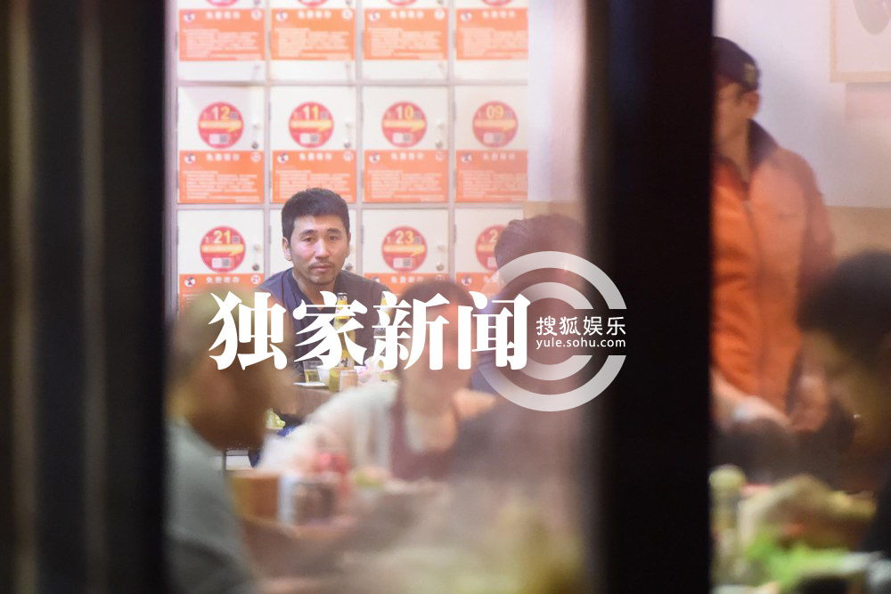 独家:沙宝亮吃火锅会友 频繁豪放举杯似路人