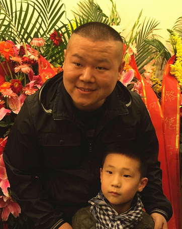 岳云鹏搂林永健儿子合影 网友:神撞脸啊