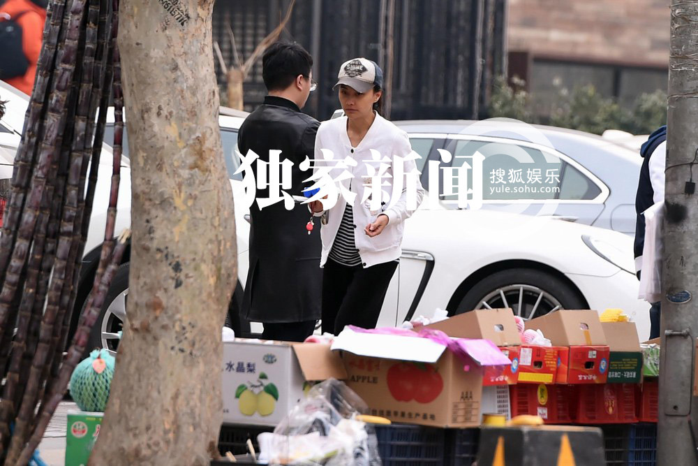 独家:会过日子!马雅舒路边摊买水果先尝再买