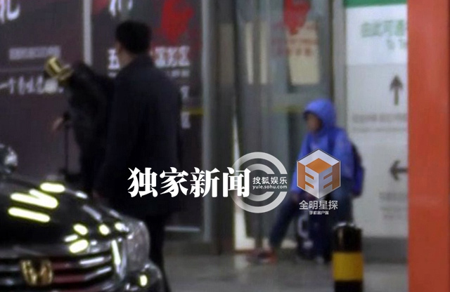 独家:满满的父爱!陈建斌携子回京一路呵护