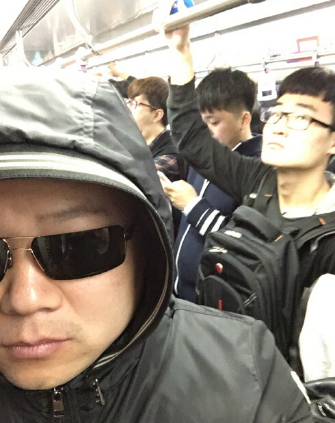 过气了?小岳岳全副武装坐地铁