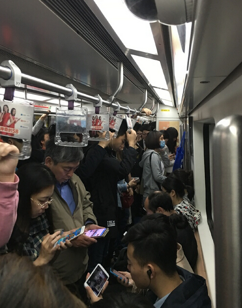 过气了?小岳岳全副武装坐地铁