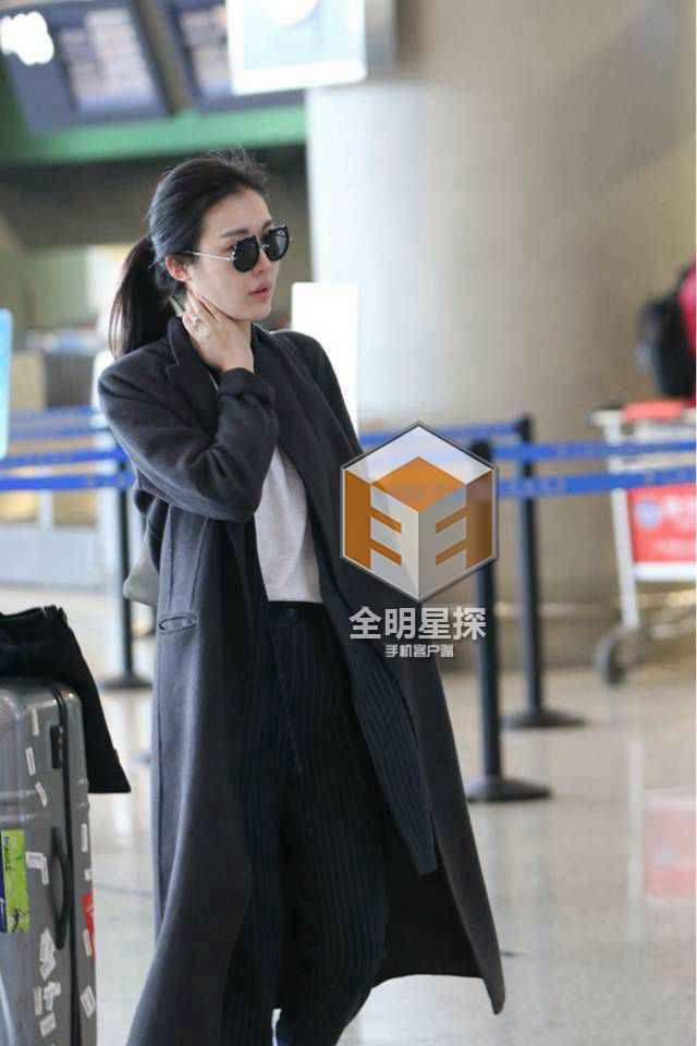 王石未婚妻田朴珺现身机场 手戴钻戒抢镜