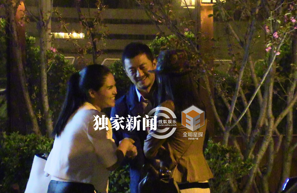 独家:聚会好友皆异性 李亚鹏满面胡渣男人味足