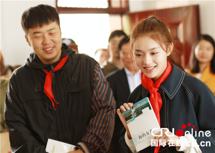 林允杜海涛助力"加速成长"公益计划 探访打工子弟学校
