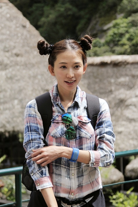 可爱减龄!42岁林志玲扎“哪吒头”显俏皮
