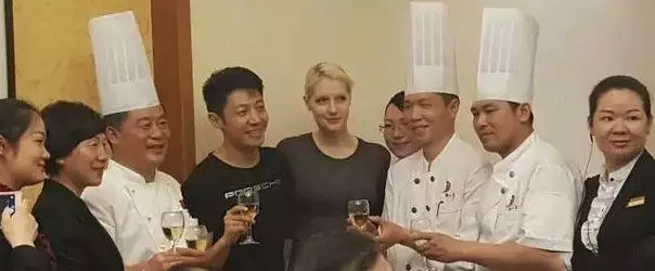 好事将近?撒贝宁带妻子回老家 与家人同庆生