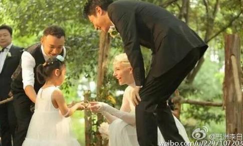 明星520集体虐狗:刘翔与女友吴莎街头秀恩爱 撒贝宁妻子