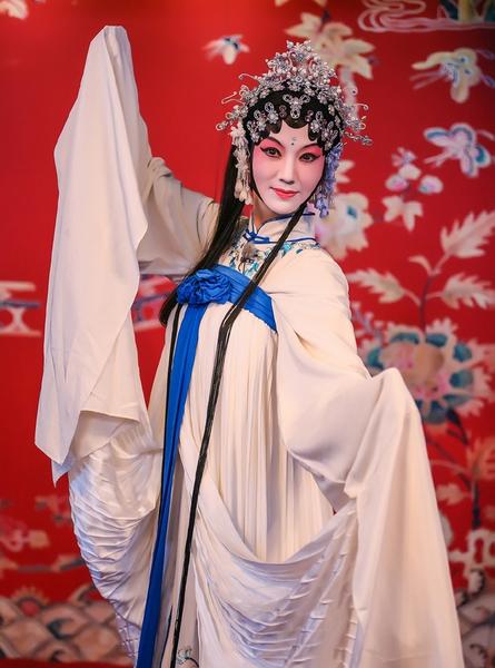 61岁赵雅芝再演绎白娘子 与谢娜版小青交相辉映_娱乐_腾讯网