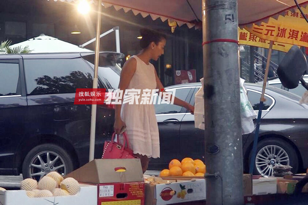 独家:马雅舒穿少女装买水果 与小贩聊天显亲切