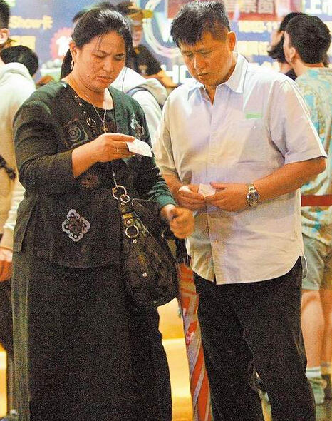 她曾与伊能静组玉女团体,嫁养猪大王后身材发福