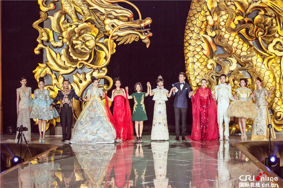 《我们来了》华丽背后步步惊心 恨天高令谢娜徐娇摔倒