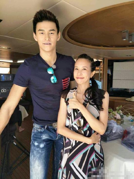 张继科孙杨合影莫文蔚 科科有半边脸没睡醒