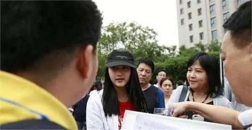 小花入学颜值PK:关晓彤要比张雪迎好看这么多?
