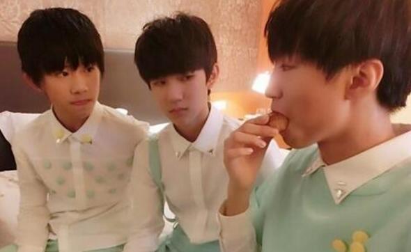 TFboys粉丝被打 曝光了被打坏眼镜和身上淤青的照片