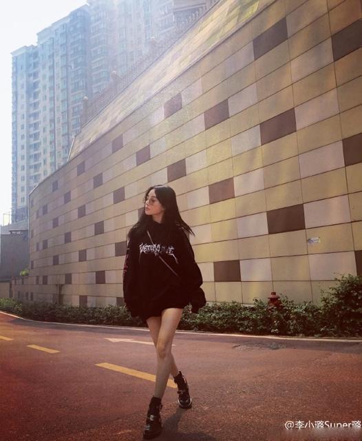 李小璐凹造型秀长腿：风一样的网红模特儿_娱乐_腾讯网